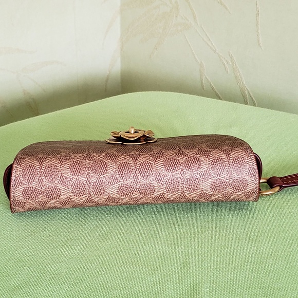 COACH SUNGLASS CASE BAG CHARM SIGNATURE W/TEA ROSE TURNLOCK:NWT 89408 - Picture 11 of 14